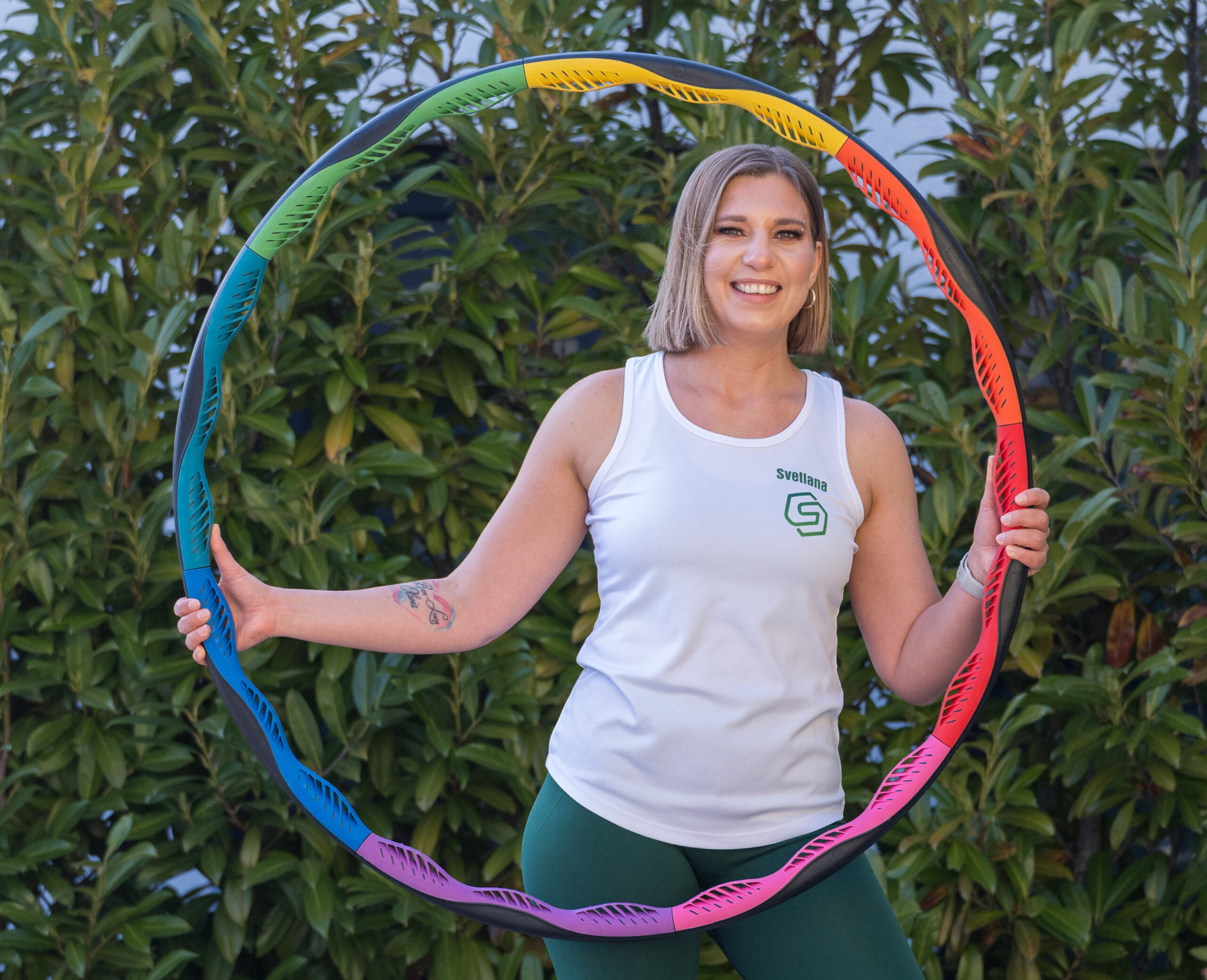 Svetlana nutzt in ihren Hula-Hoop Kursen bunte Powerhoops